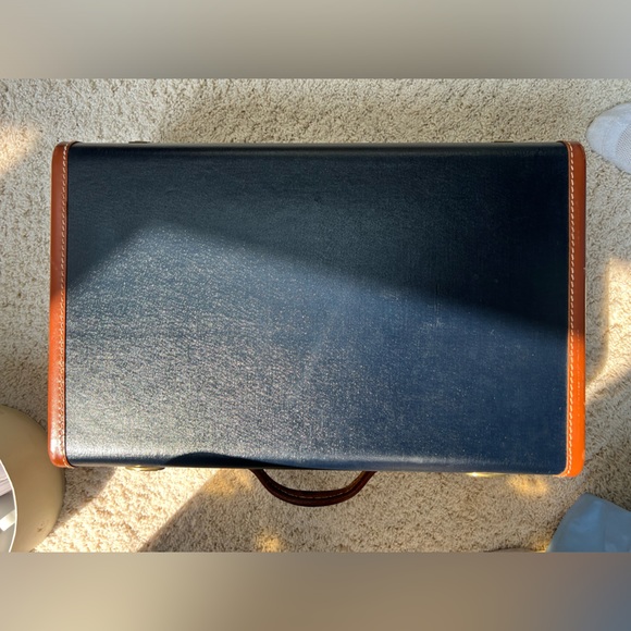 Gorgeous 💙🤎 Vintage Navy Leather Trimmed Trim Suitcase Navy Silk Lining KEY!! - Picture 2 of 15